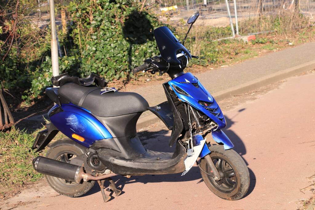 Spookrijdende snorscooter botst op auto bij oversteken