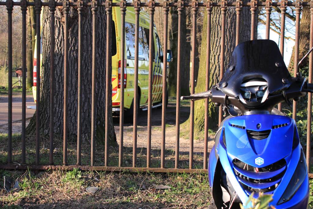 Spookrijdende snorscooter botst op auto bij oversteken