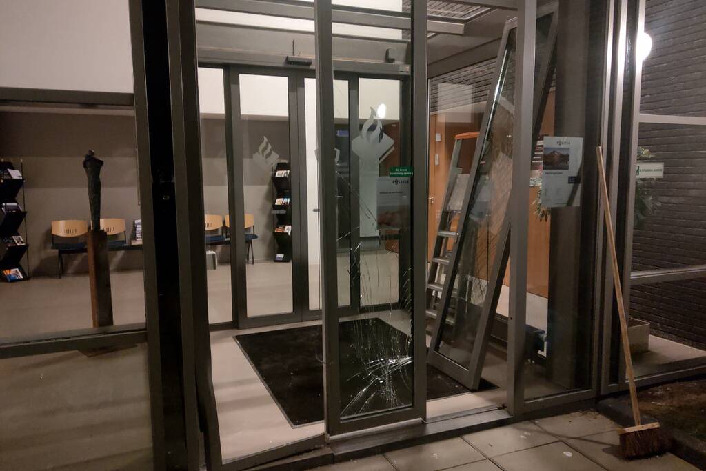 Automobiliste ramt deur politiebureau