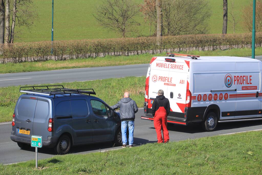 Bestelwagen botst op bestelbus