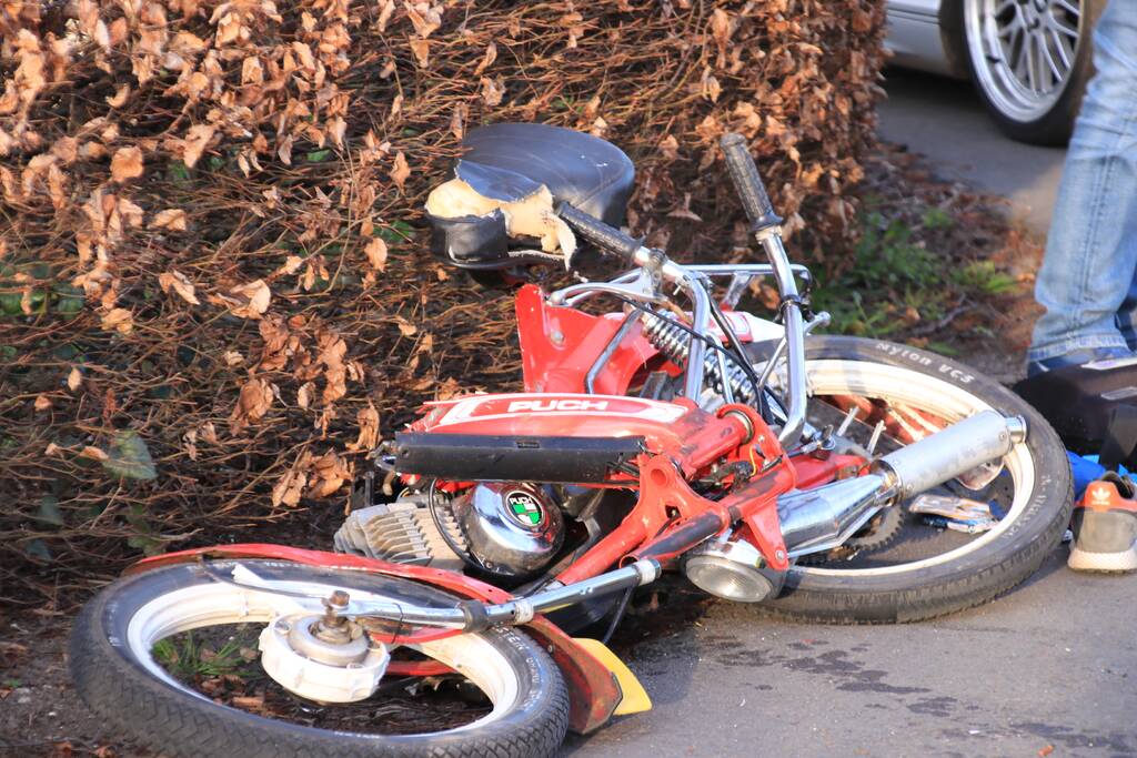 Brommerrijder zwaargewond na aanrijding met trekker