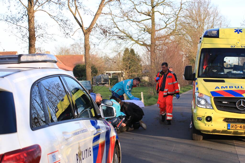 Brommerrijder zwaargewond na aanrijding met trekker