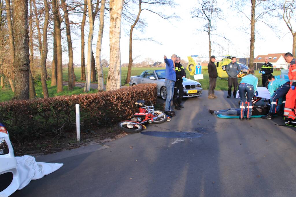 Brommerrijder zwaargewond na aanrijding met trekker