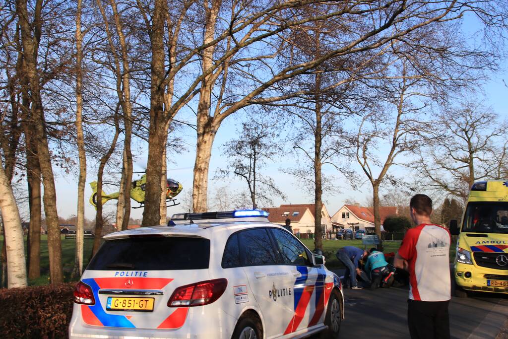 Brommerrijder zwaargewond na aanrijding met trekker