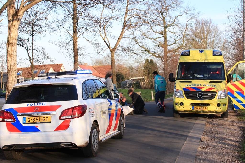 Brommerrijder zwaargewond na aanrijding met trekker