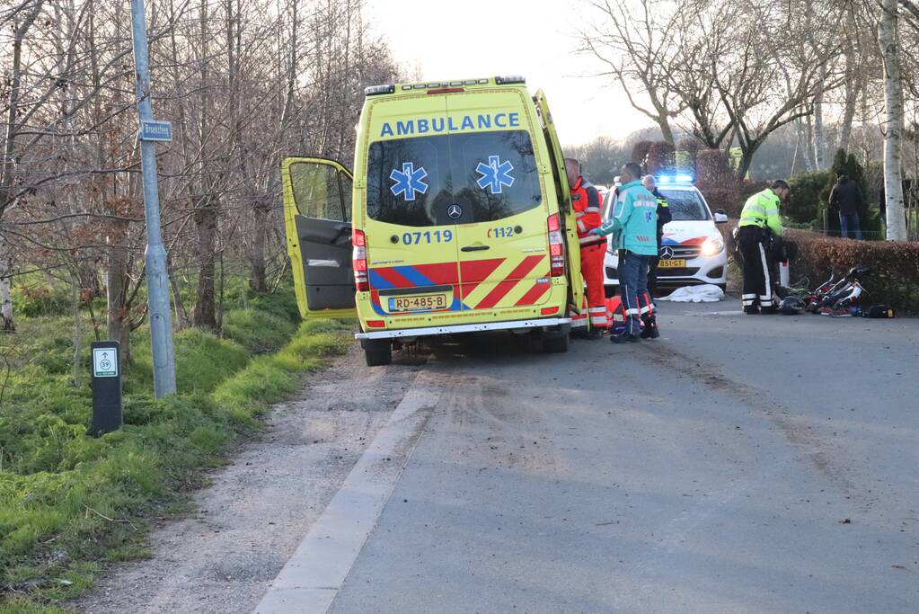 Brommerrijder zwaargewond na aanrijding met trekker