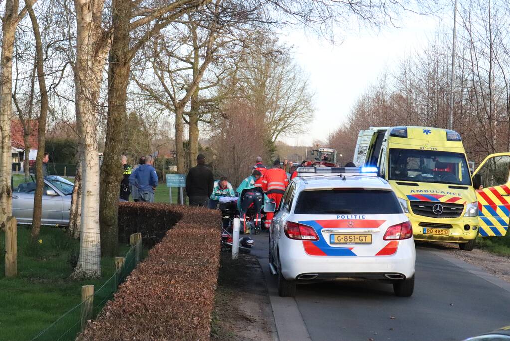 Brommerrijder zwaargewond na aanrijding met trekker