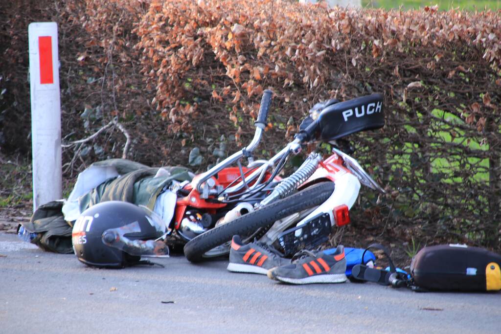 Brommerrijder zwaargewond na aanrijding met trekker