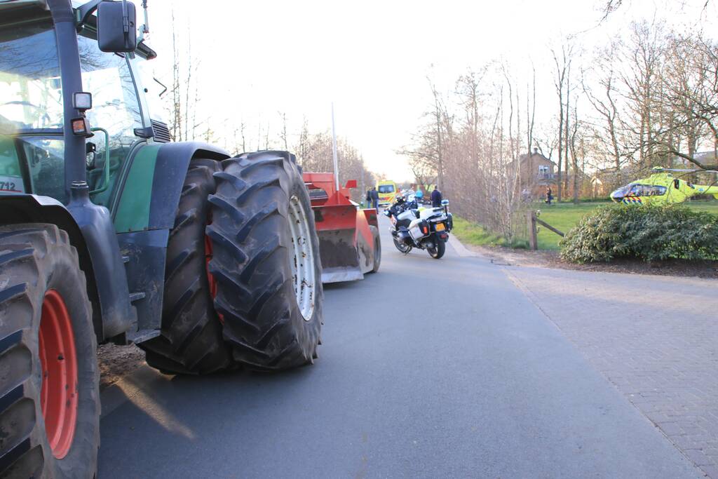 Brommerrijder zwaargewond na aanrijding met trekker