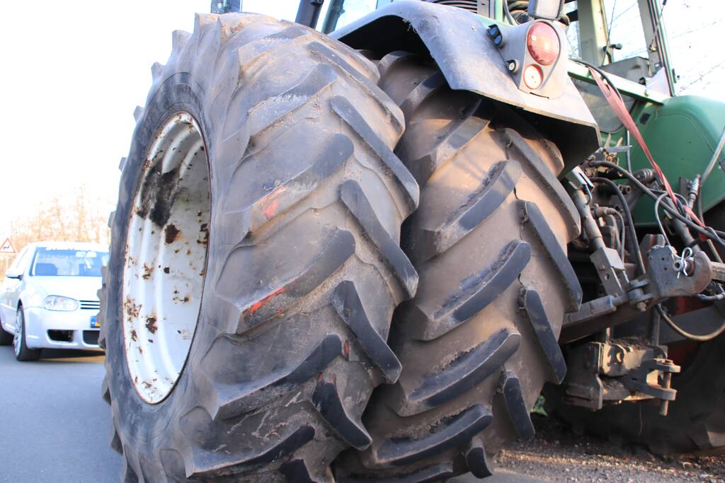 Brommerrijder zwaargewond na aanrijding met trekker