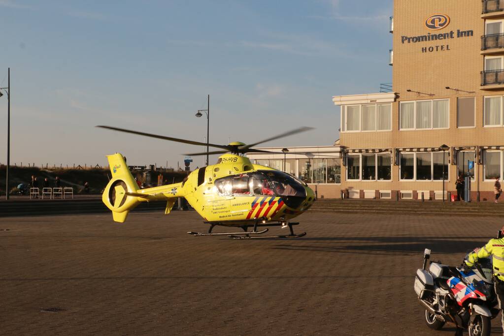 Landing traumahelikopter op boulevard trekt veel bekijks
