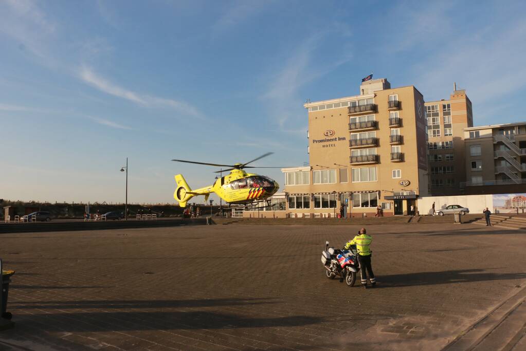 Landing traumahelikopter op boulevard trekt veel bekijks