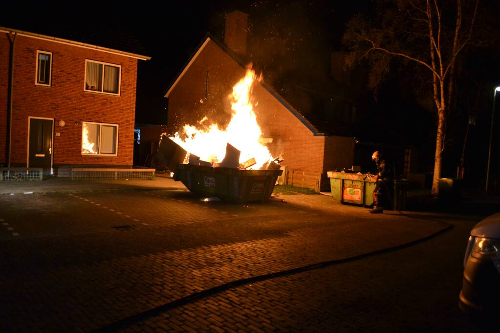 Grote vlammen bij brand in bouwcontainer