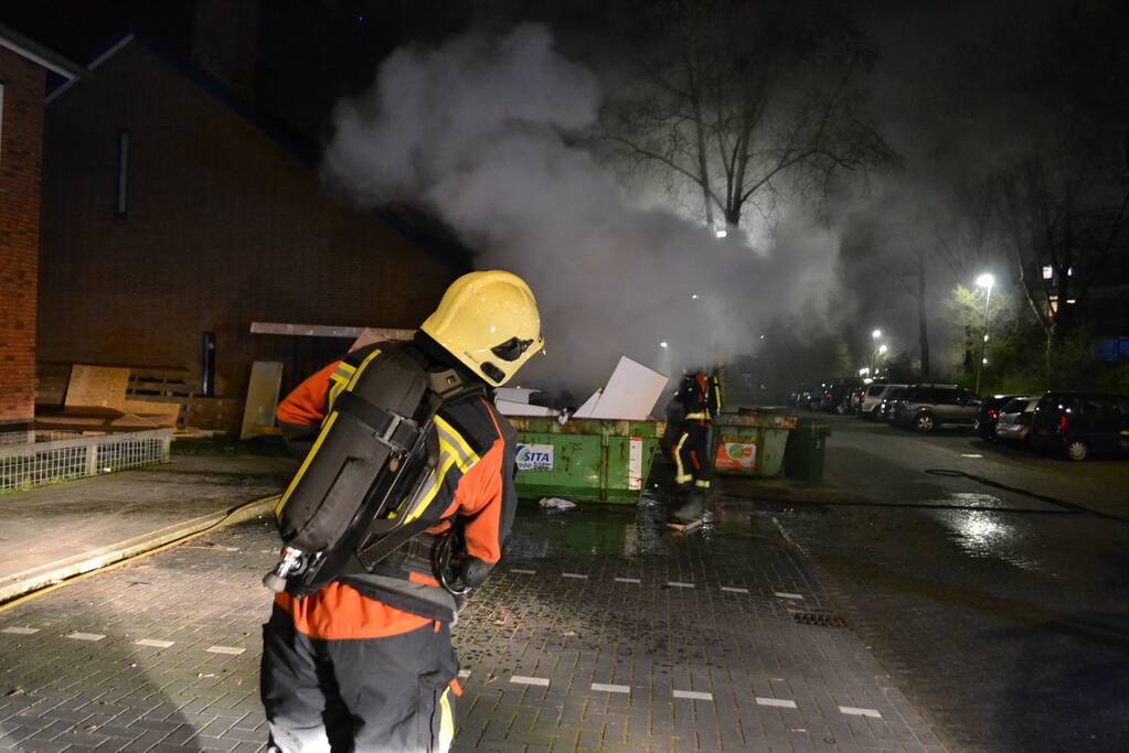 Grote vlammen bij brand in bouwcontainer