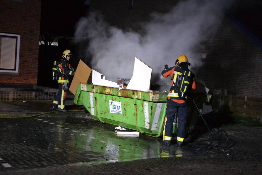 Grote vlammen bij brand in bouwcontainer