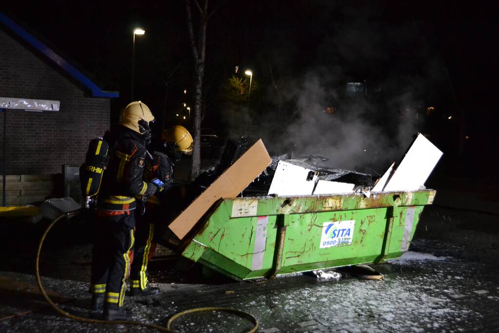 Grote vlammen bij brand in bouwcontainer