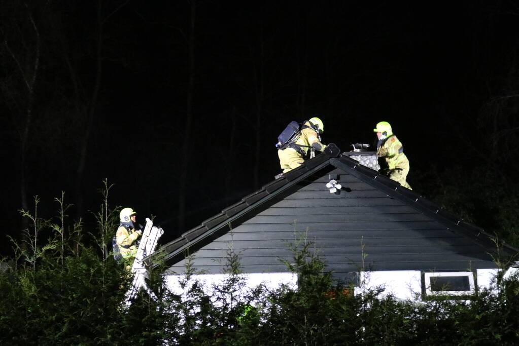 Brand in dak van bungalow