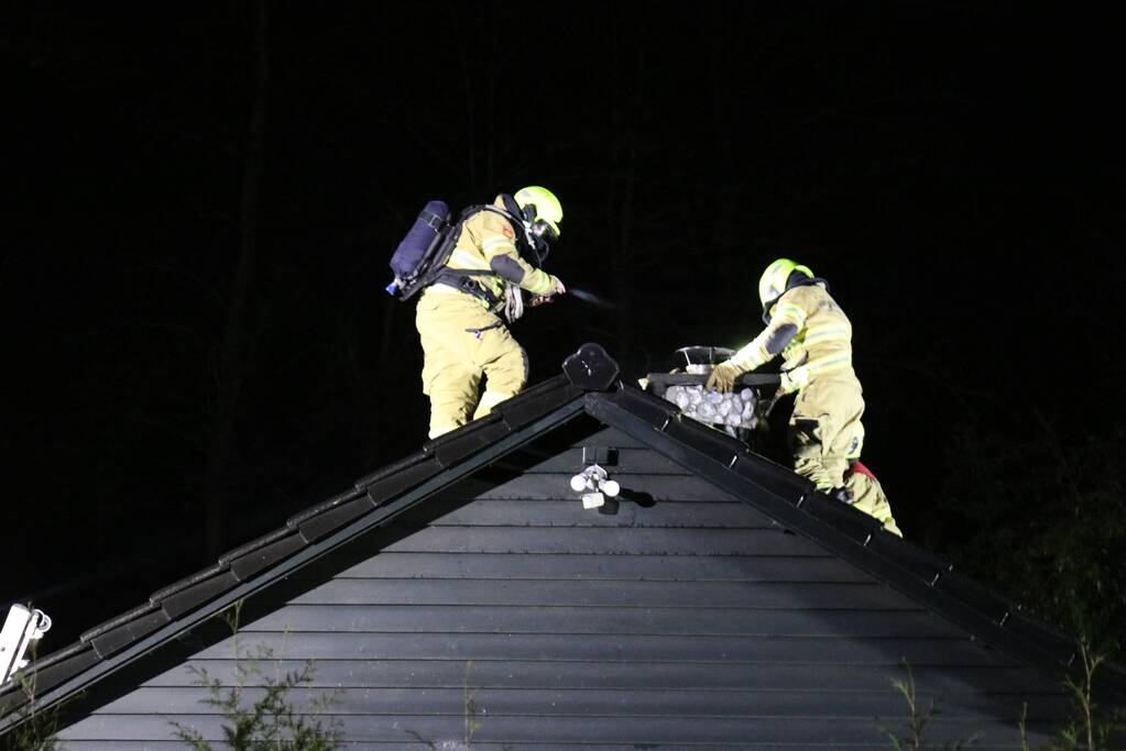 Brand in dak van bungalow