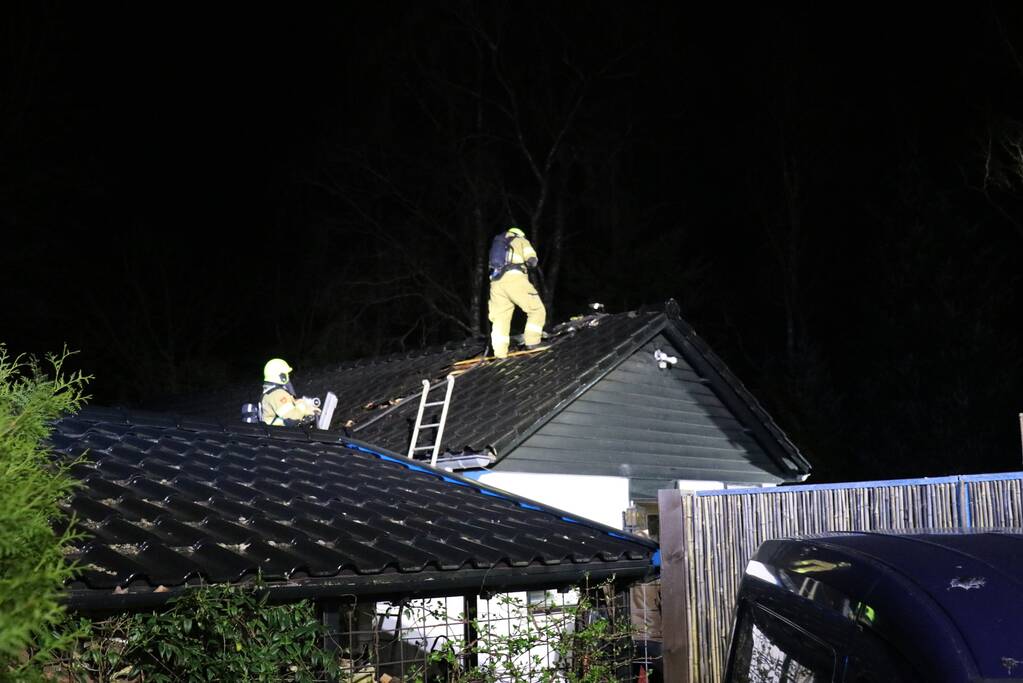 Brand in dak van bungalow