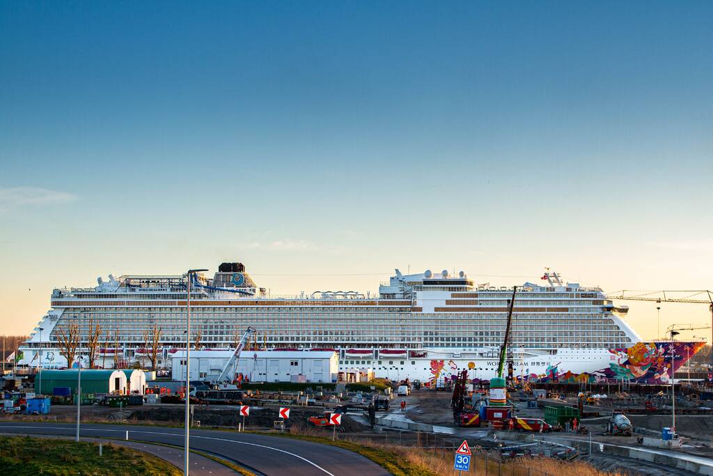 Cruiseschip World Dream arriveert bij Damen ShipRepair Rotterdam voor onderhoud