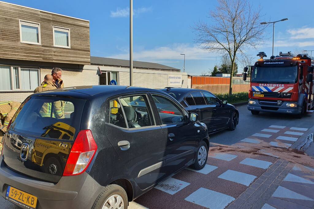 Auto botst op stilstaande auto op kruising