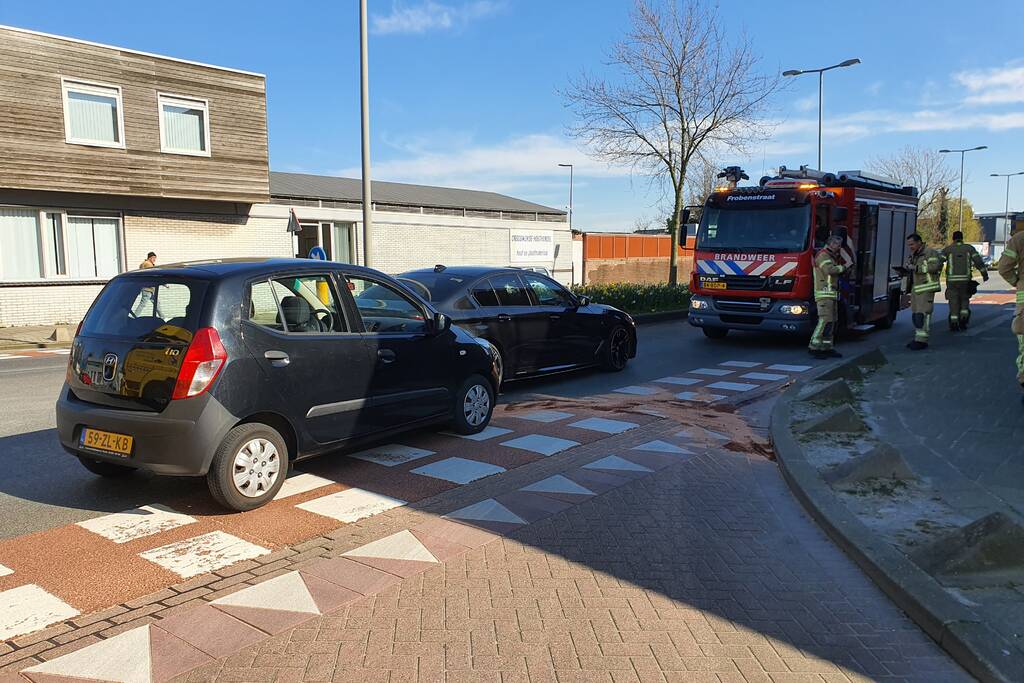 Auto botst op stilstaande auto op kruising