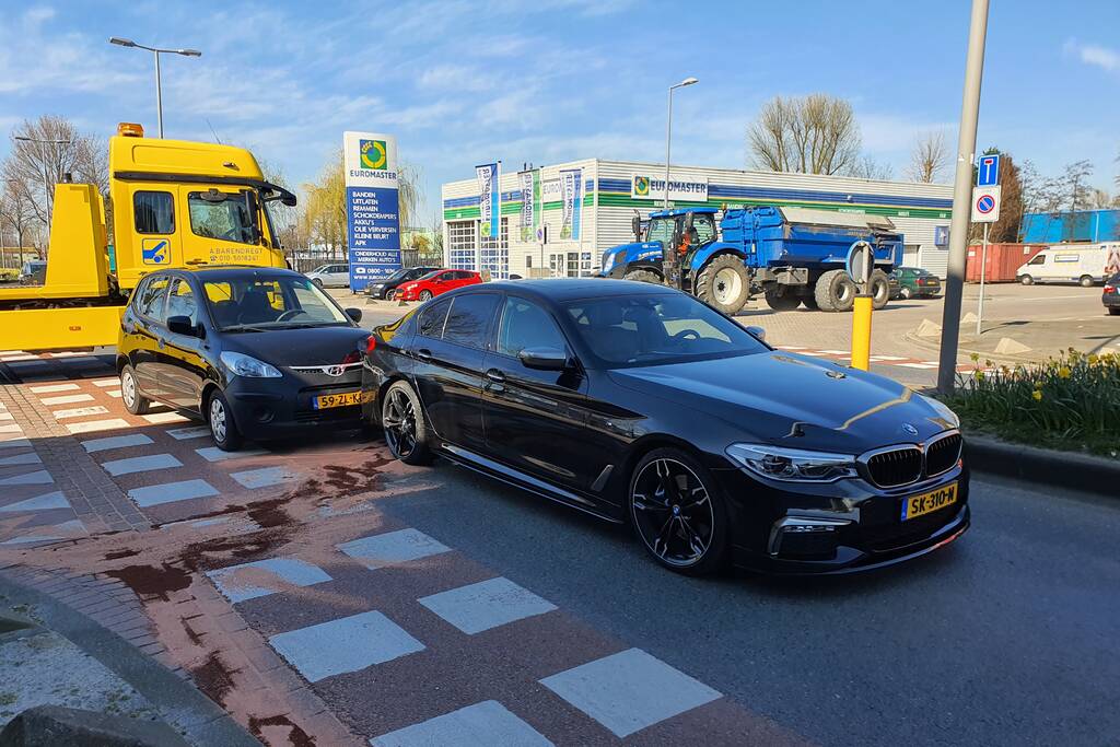 Auto botst op stilstaande auto op kruising