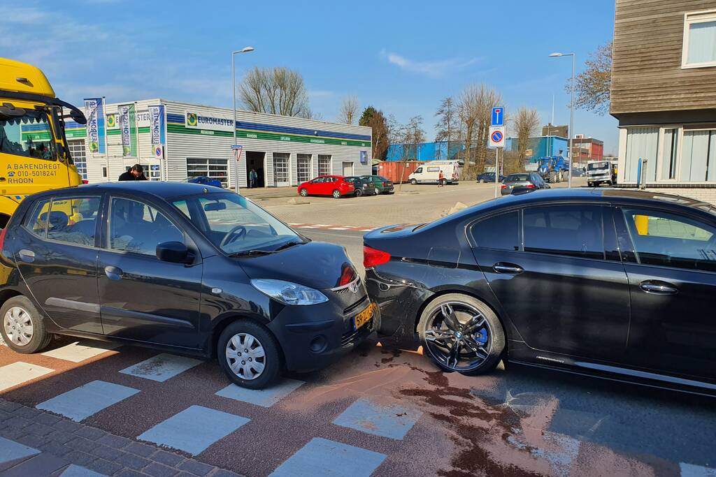 Auto botst op stilstaande auto op kruising