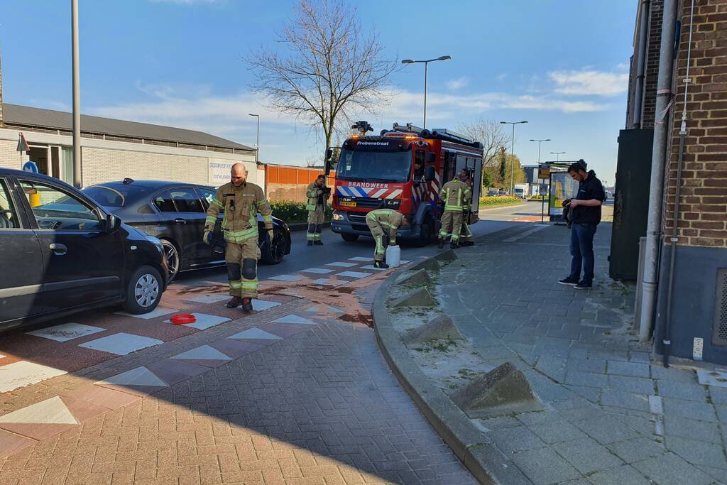 Auto botst op stilstaande auto op kruising