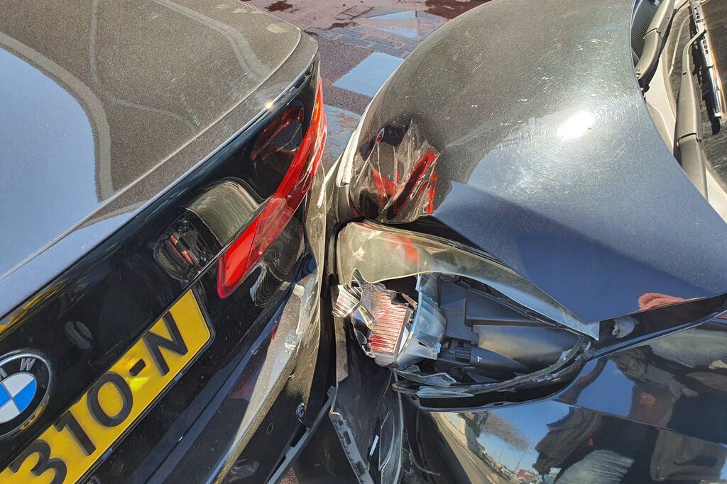 Auto botst op stilstaande auto op kruising