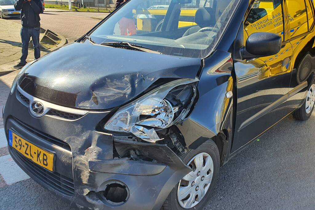 Auto botst op stilstaande auto op kruising