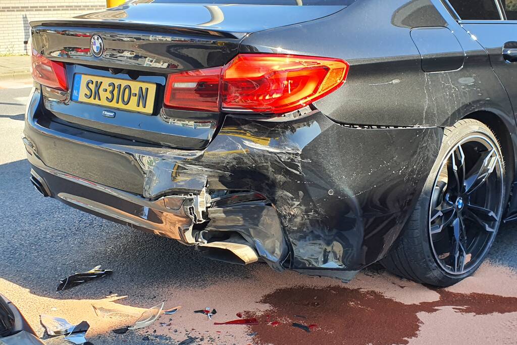 Auto botst op stilstaande auto op kruising