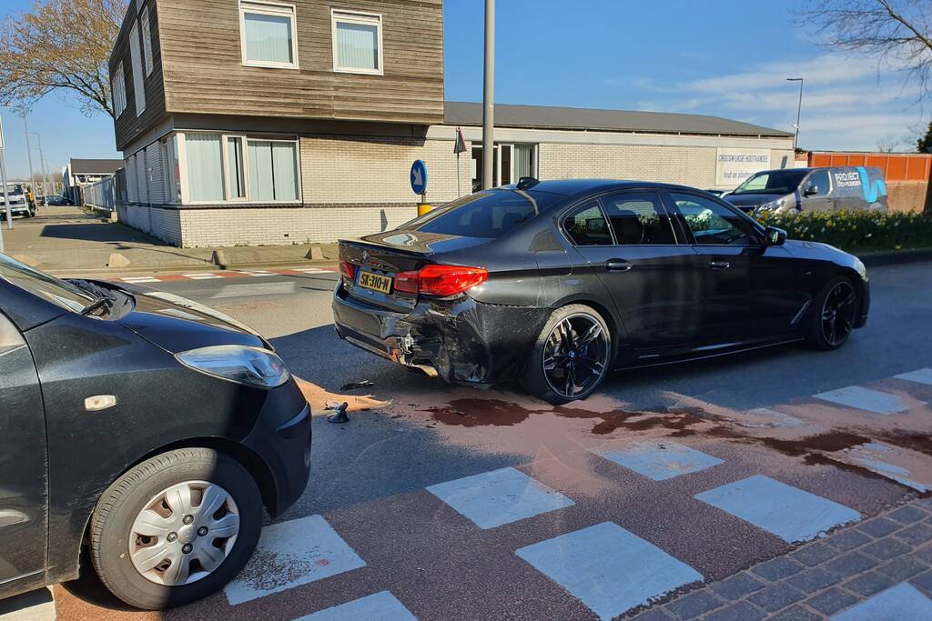 Auto botst op stilstaande auto op kruising