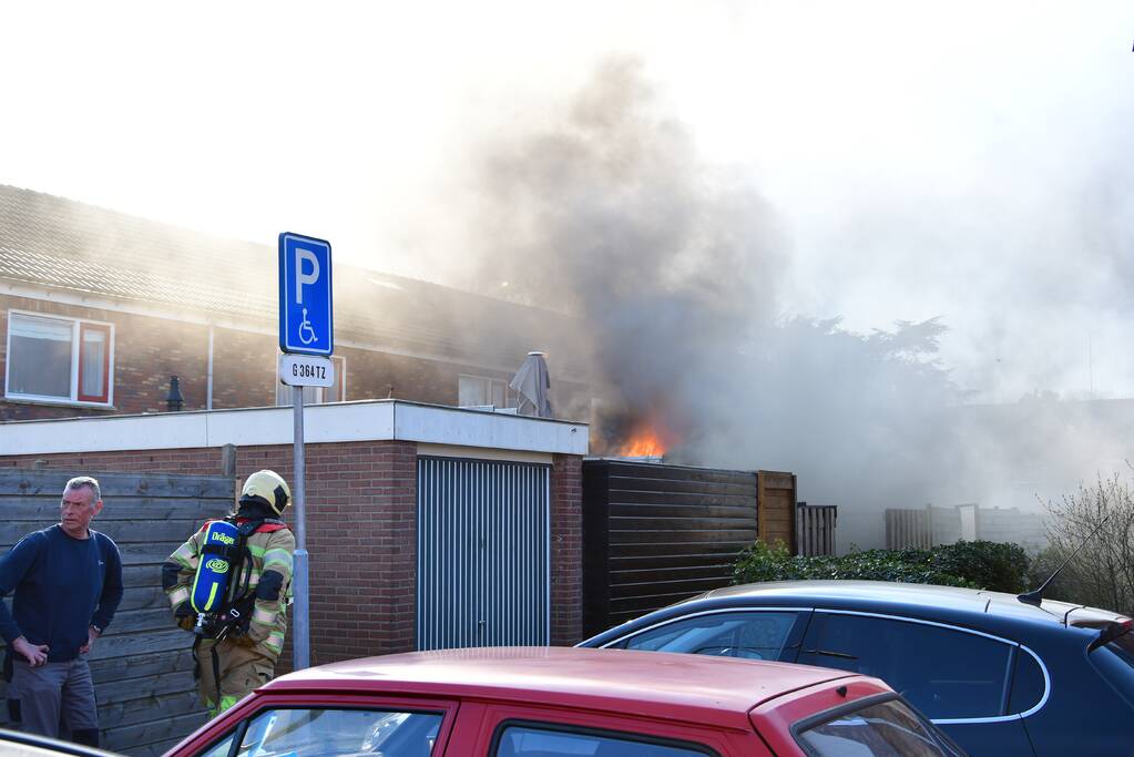 Schuur achter woning volledig in brand