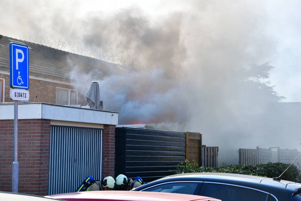 Schuur achter woning volledig in brand