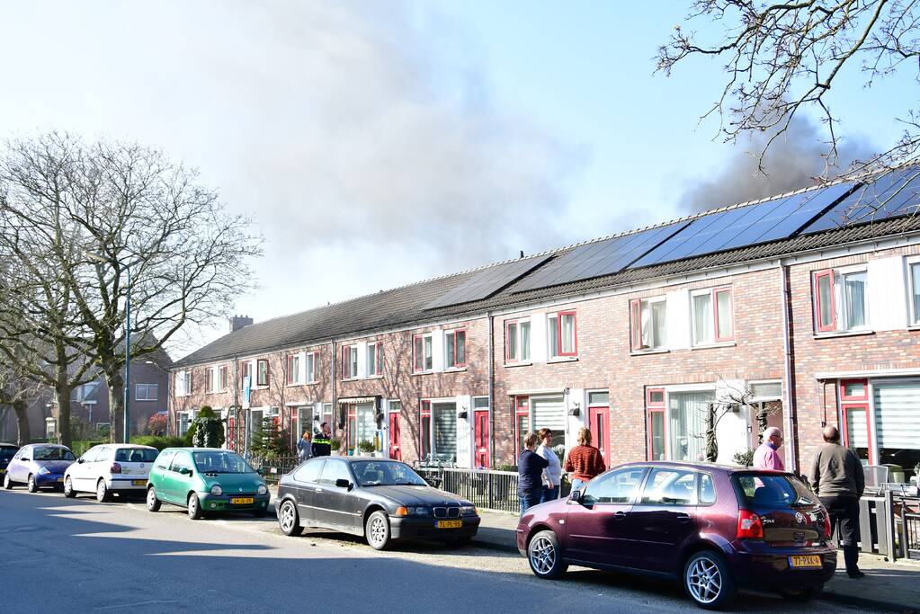 Schuur achter woning volledig in brand