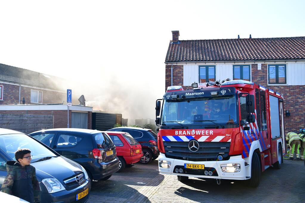 Schuur achter woning volledig in brand