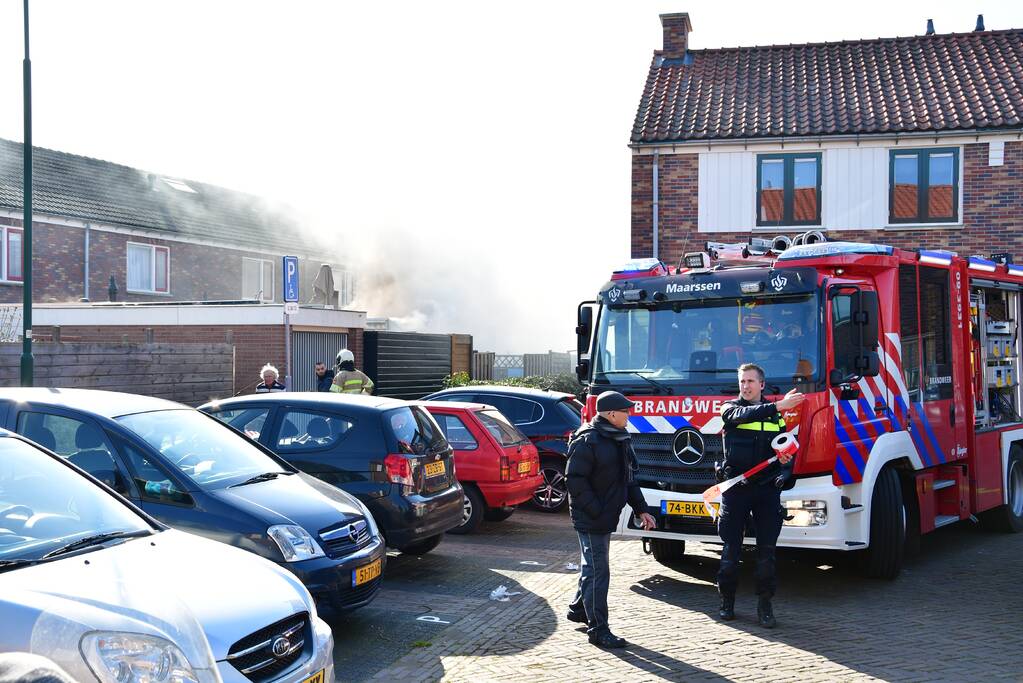 Schuur achter woning volledig in brand