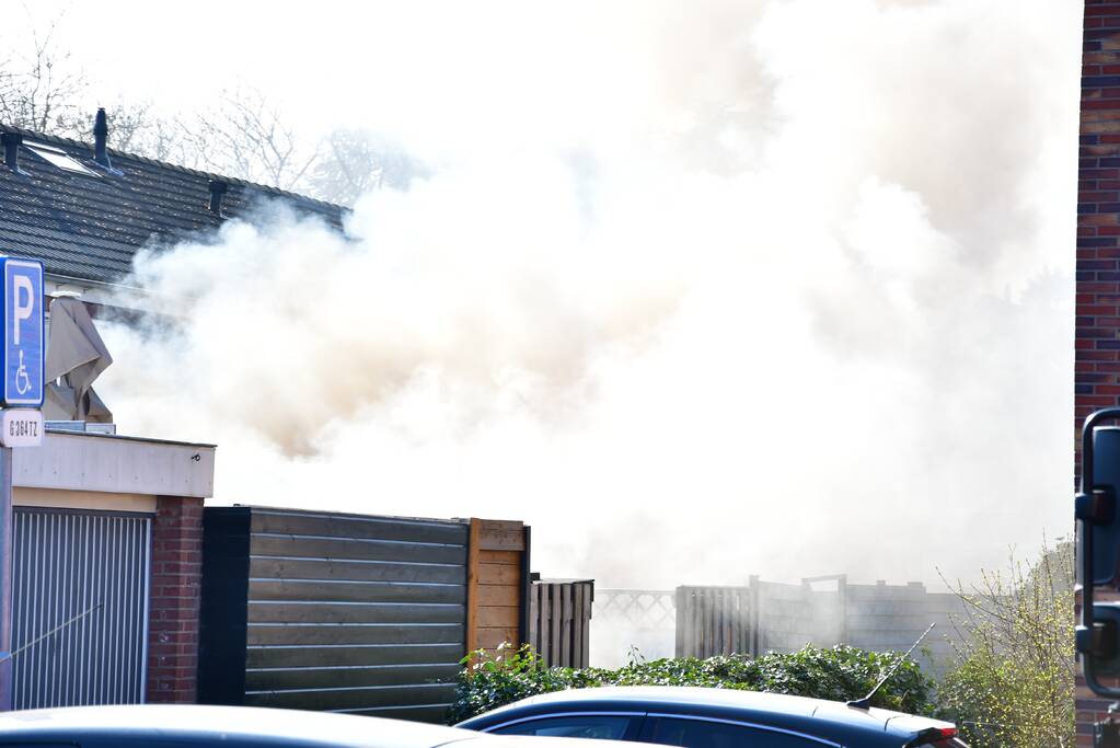 Schuur achter woning volledig in brand