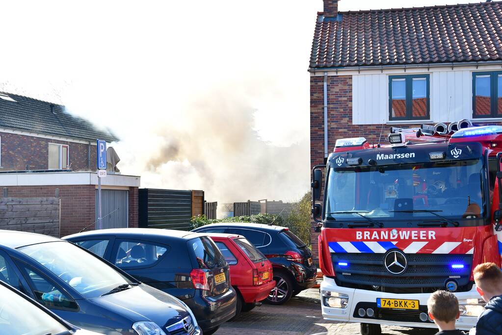 Schuur achter woning volledig in brand