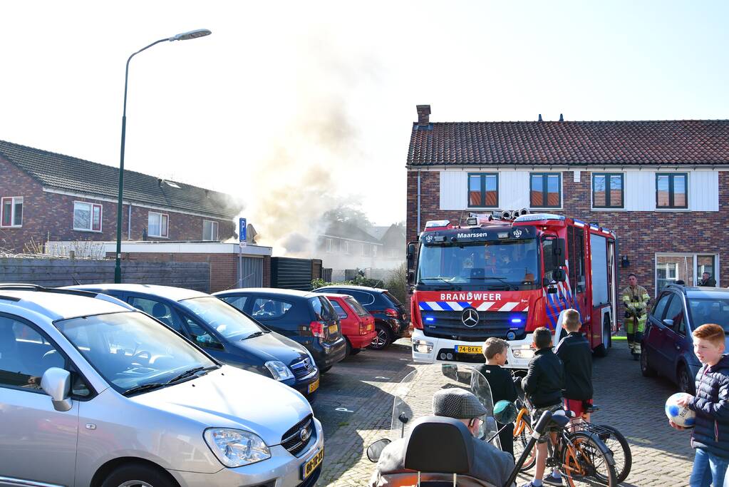 Schuur achter woning volledig in brand