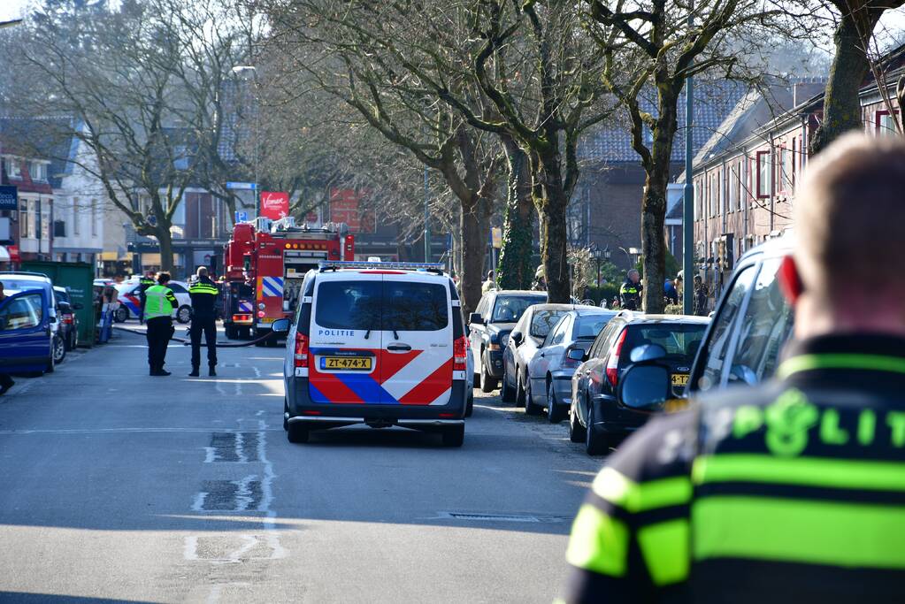 Schuur achter woning volledig in brand