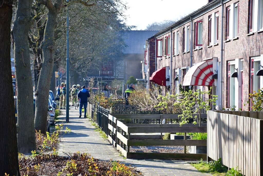 Schuur achter woning volledig in brand