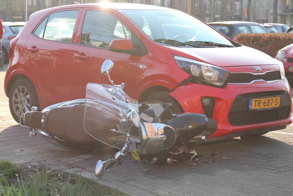 Scooterrijdster rijdt in flank overstekende auto