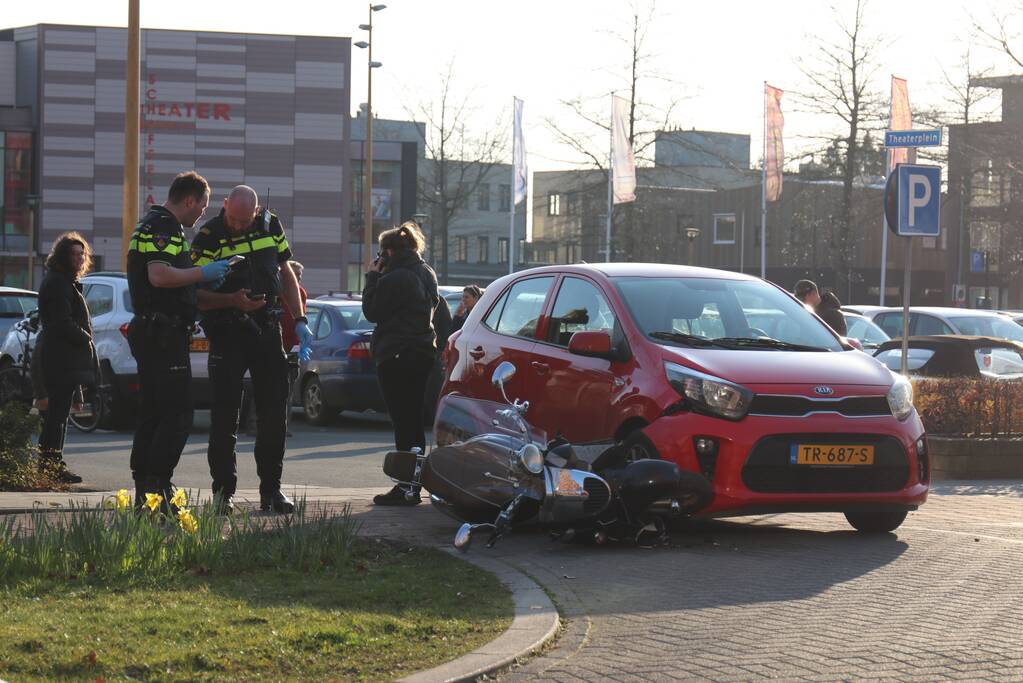 Scooterrijdster rijdt in flank overstekende auto