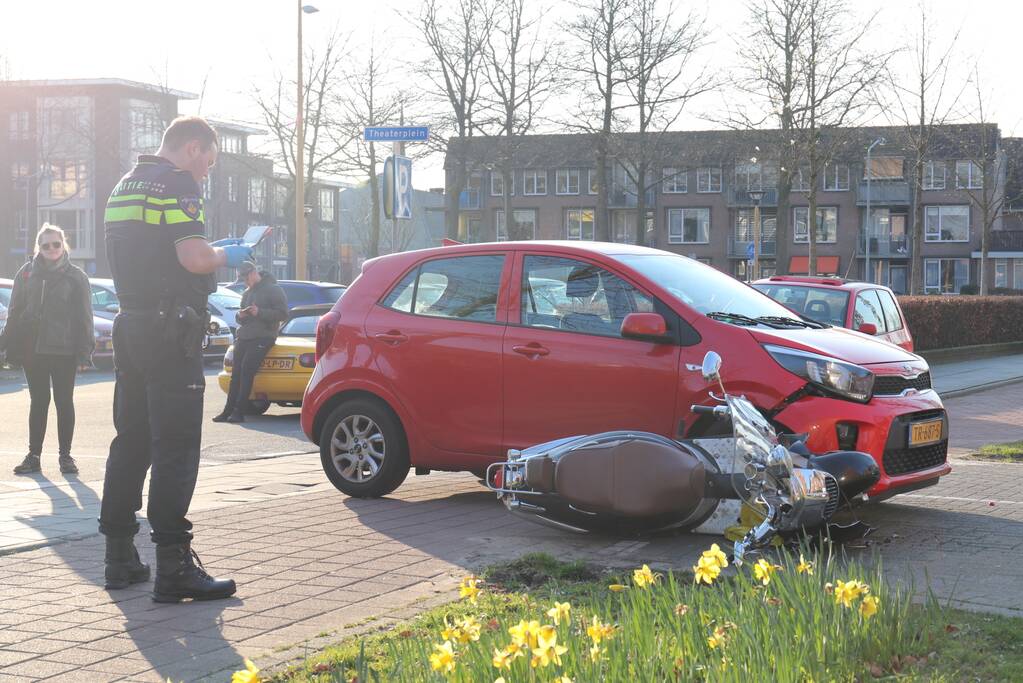 Scooterrijdster rijdt in flank overstekende auto