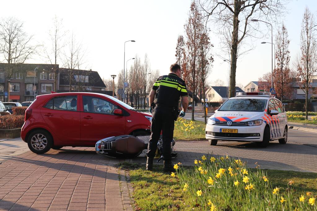 Scooterrijdster rijdt in flank overstekende auto