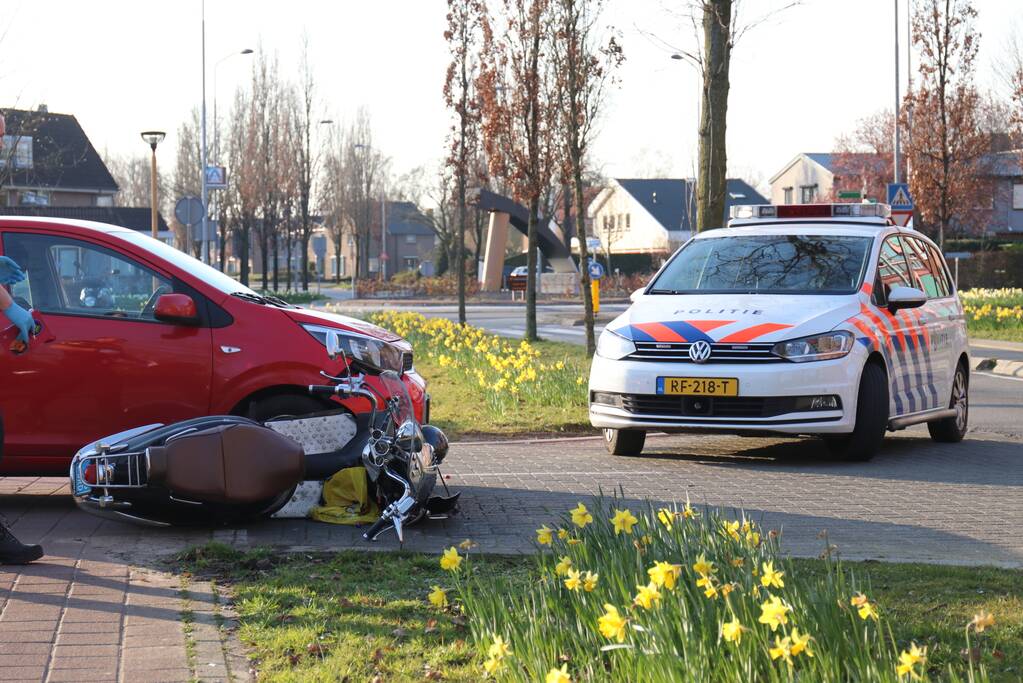 Scooterrijdster rijdt in flank overstekende auto