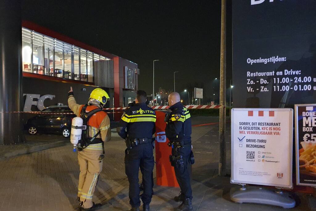 Bak met inhoud vliegt in brand bij KFC
