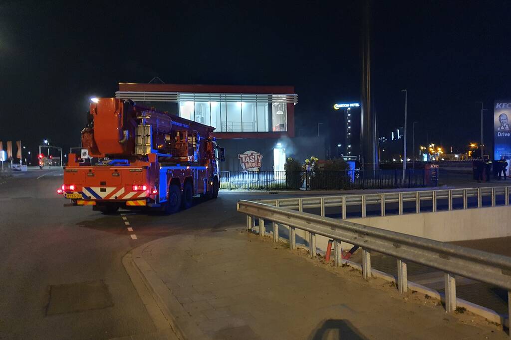 Bak met inhoud vliegt in brand bij KFC